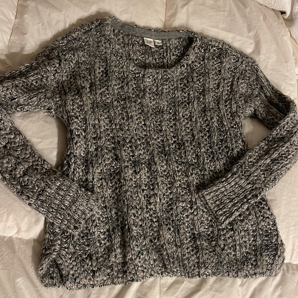 Gray knit gap sweater. Size XS. In great condition and super comfy!
